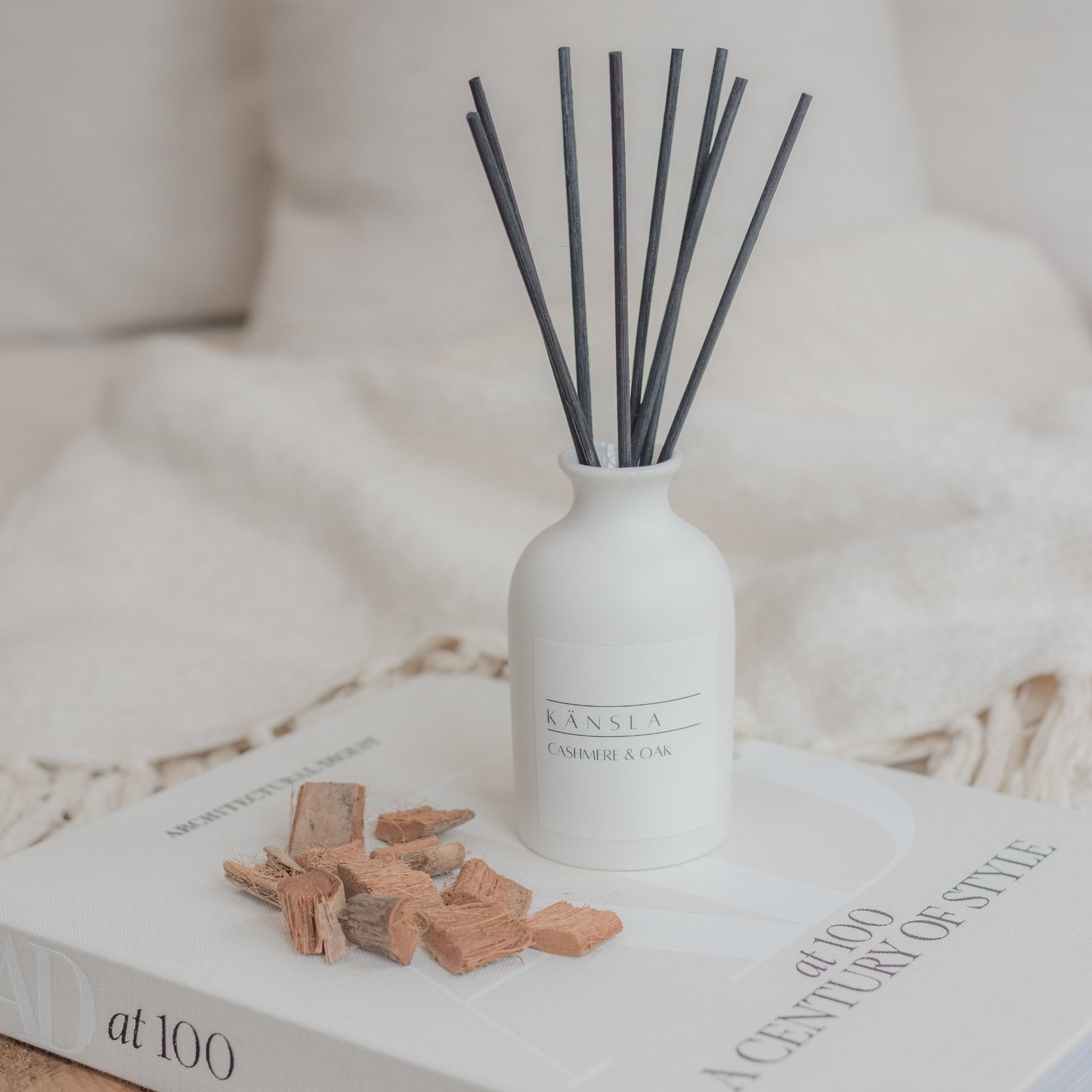 White ceramic reed diffuser with black rattan reeds cashmere and oak white label Kansla 